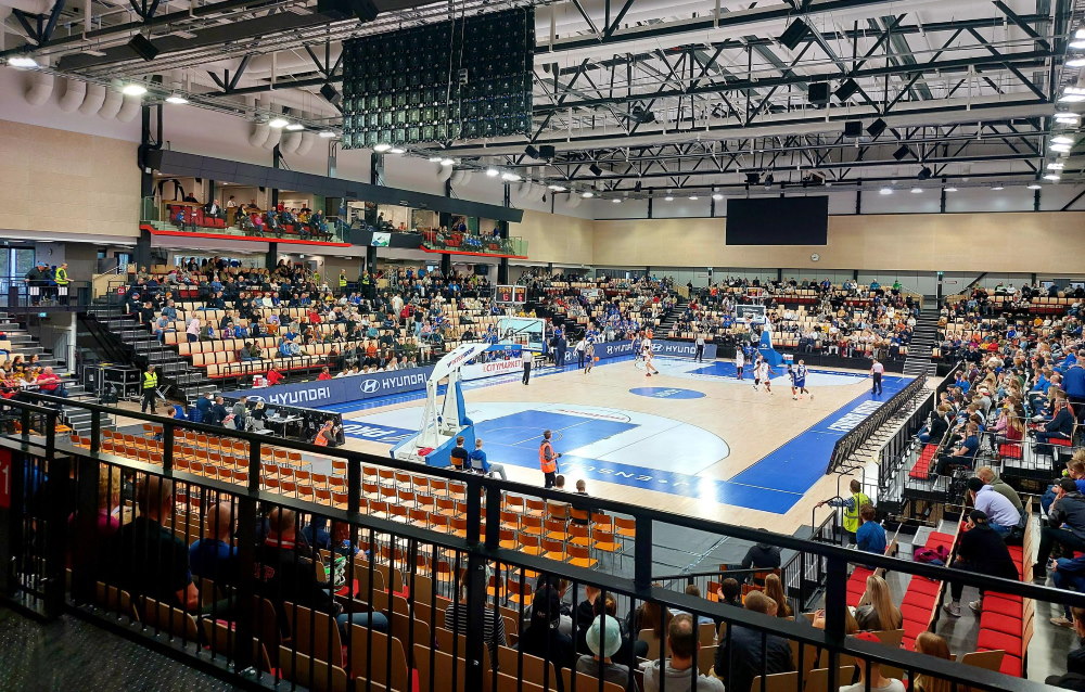 Yleisöä Motonet Areenalla Kataja Basketin ottelussa